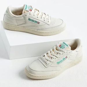 Reebok club c cream off white leather sneakers in size 8.5 classic chic